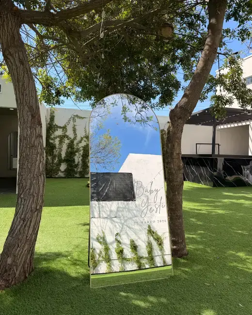 Espejo de bienvenida personalizado de Verde y Menta en un jardín