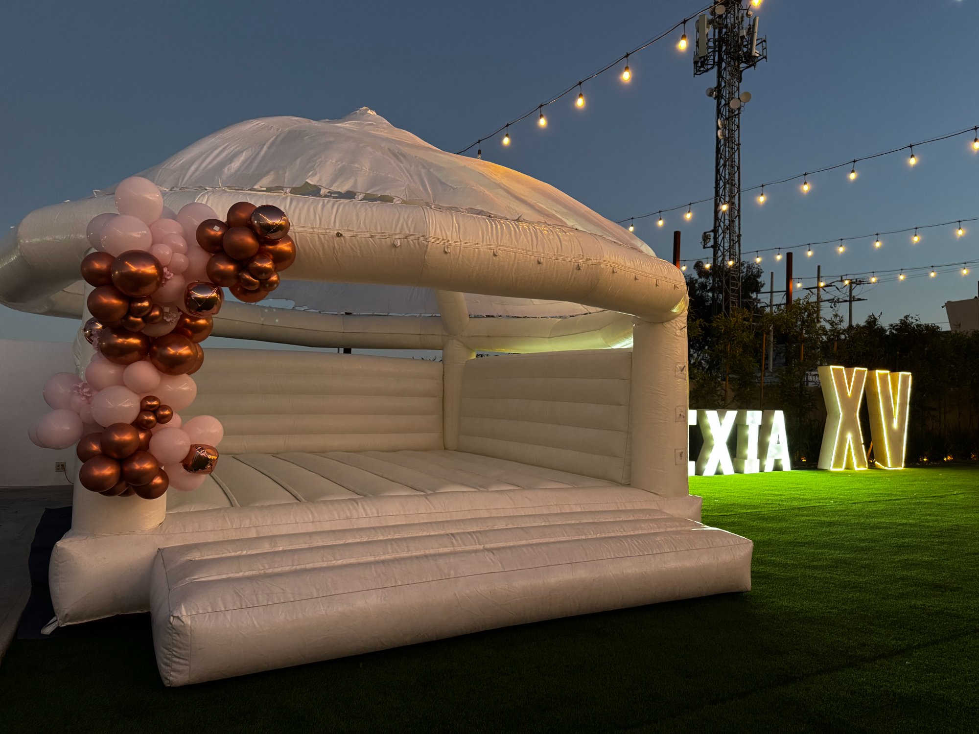 Brincolin Blanco Elegante de Verde y Menta Eventos iluminado de noche en quinceañera con luces de jardín y letras XV