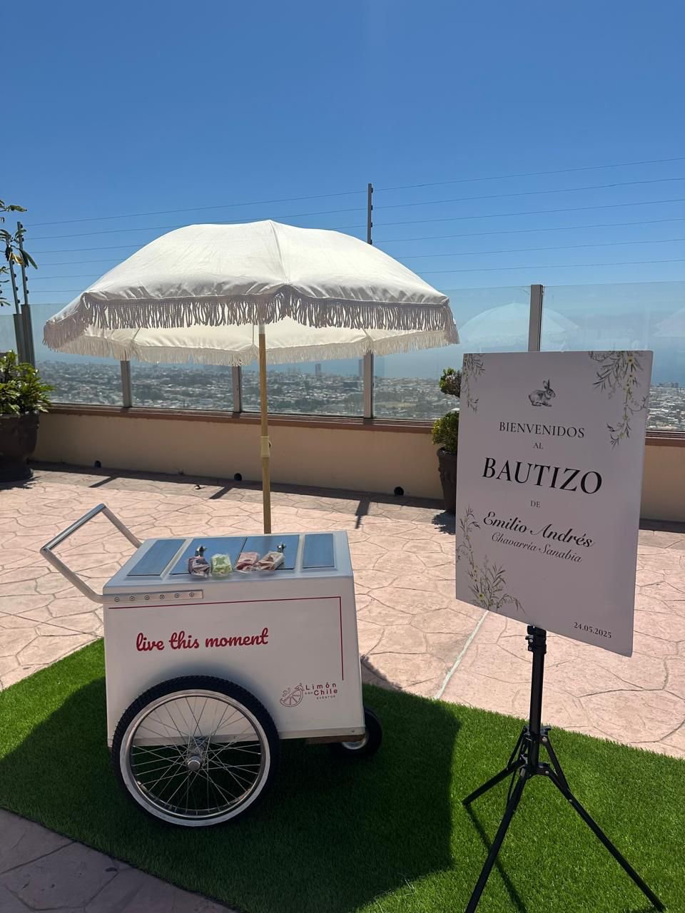 Carrito de Paletas de Hielo de Verde y Menta Eventos con sombrilla blanca en terraza con vista panorámica
