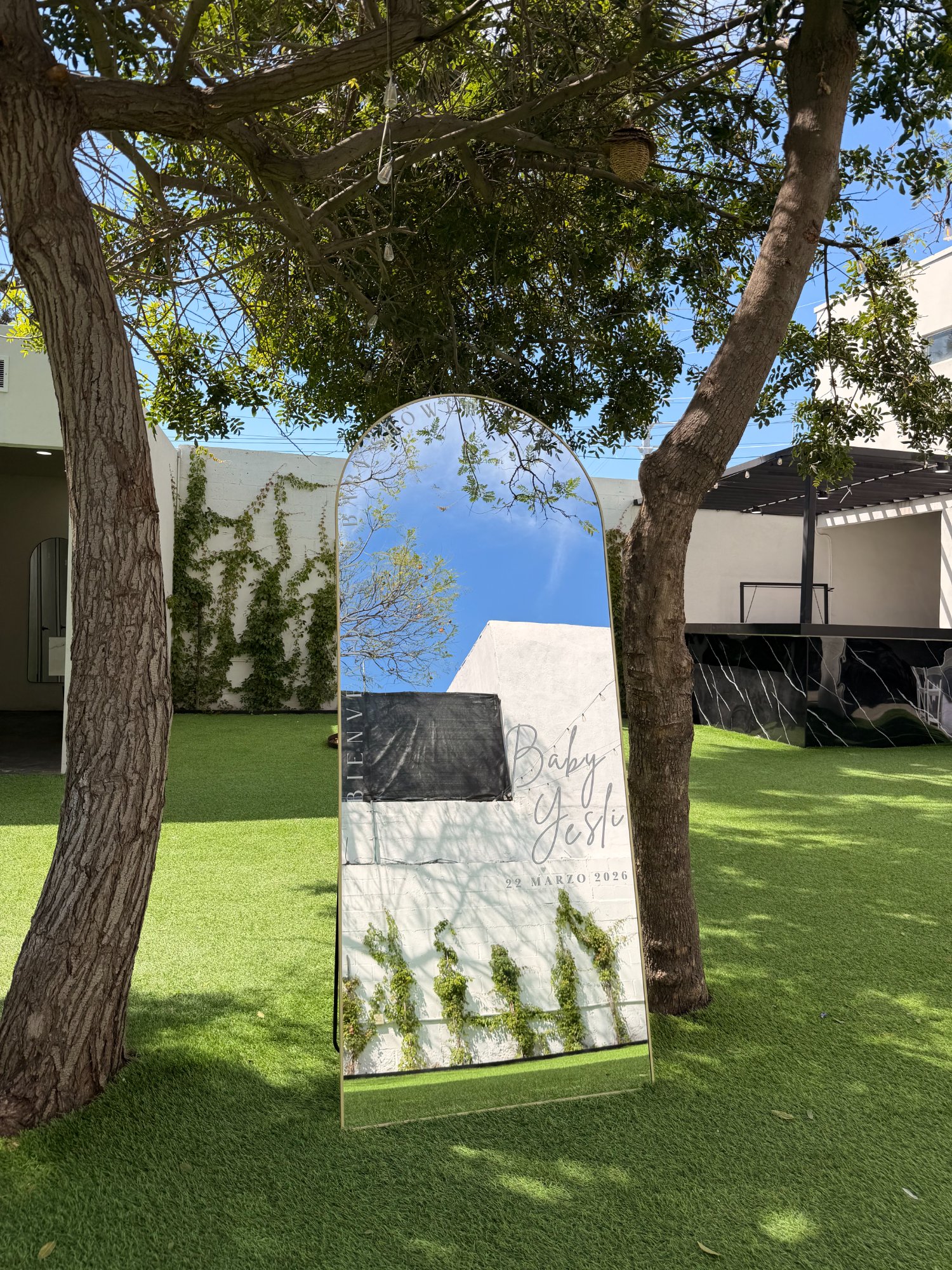 Espejo Personalizado Grande de Verde y Menta Eventos con serigrafia Baby Yesi en evento al aire libre